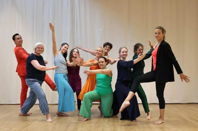 Nach "TANZ trifft KUNST" startet die Dance Company KATALU ein neues Projekt "StimmLust VerTANZt" der Reihe: "Begegnung in Kunst".

Die Proben sind im vollen Gange und Sie können gespannt sein auf ein neues spannendes Konzept.

Diesmal treffen die Tanzenden in einem gemeinsamen Konzert auf den Chor StimmLust aus Eberharting. Das bunte Repertoire verschiedener musikalischer Genre bildet das Klangfeld in dem sich Choreografie und Gesang ergänzen und berühren dürfen.
"StimmLust verTANZt" findet am Sonntag den 13.07.2025 um 17.00 Uhr in der Gemeindehalle Aschau am Inn statt. Eintritt frei, Spenden sind erwünscht.